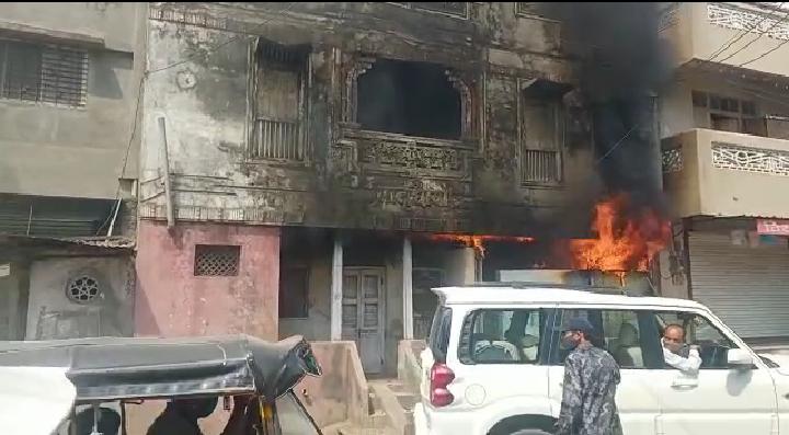 बुरहानपुर शहर के मुख्य मार्ग स्थित तीन मंजिला मकान में लगी आग