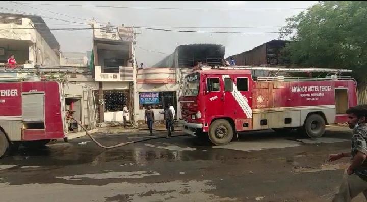 रतलाम में फ्रीगंज स्थित इलेक्ट्रॉनिक गोदाम में भीषण आग, भारी नुकसान की आशंका