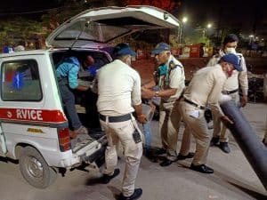 निजी अस्पताल में खत्म हुई ऑक्सीजन, जबलपुर पुलिस ने की मदद, तुरंत पहुंचाया सिलेंडर
