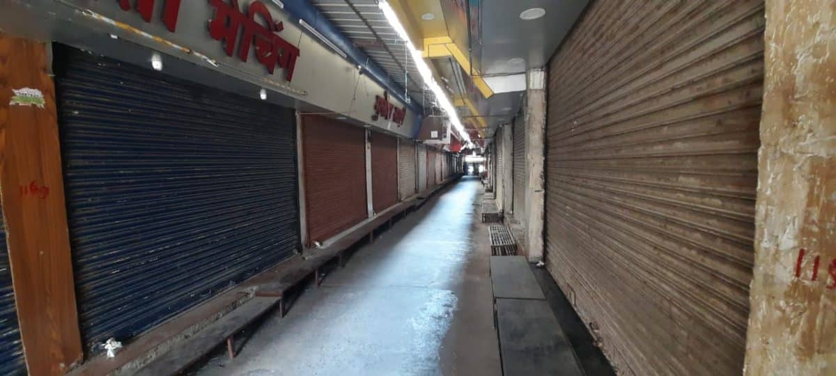 इटारसी: कोरोना नियमों के उल्लंघन पर प्रशासन की कार्यवाही, 63 दुकानें सील, दो पर एफआईआर