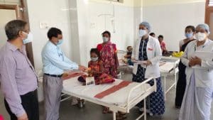 अंतर्राष्ट्रीय थैलीसिमिया डे पर डॉक्टर और स्टाफ ने किया रक्तदान, पीड़ित बच्चों को बांटी रक्तपूर्ति नोटबुक
