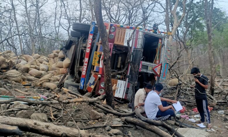 जबलपुर: 100 फिट गहरी खाई में गिरा ट्रक, 1 की मौत, 5 घायल