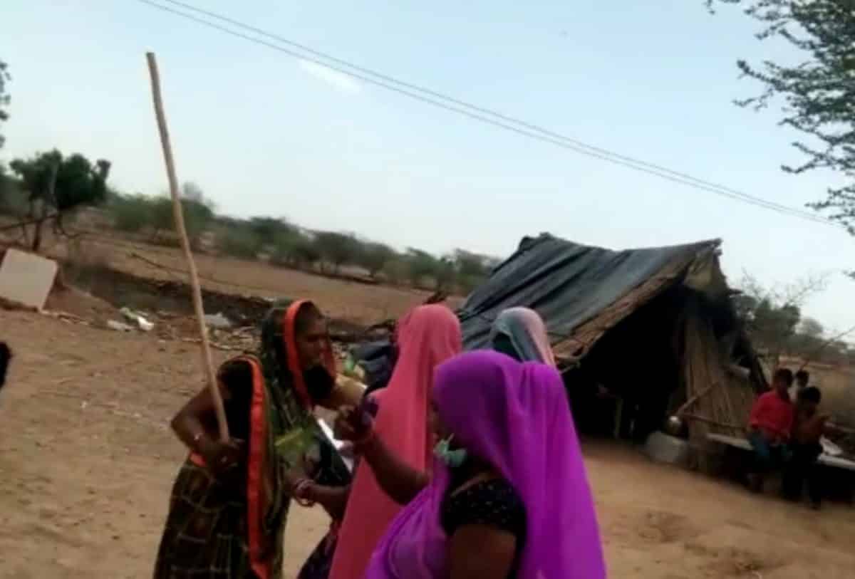 मुरैना : ग्रामीण महिला ने स्वास्थ्य कार्यकर्ता पर किया लट्ठ से हमला, वीडियो वायरल