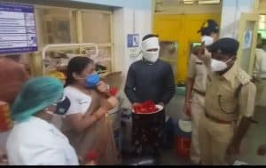 World nurse day पर भिण्ड में पुलिस ने गुलाब देकर सेल्यूट किया तो संघ ने नर्सेज के चरण पखारे