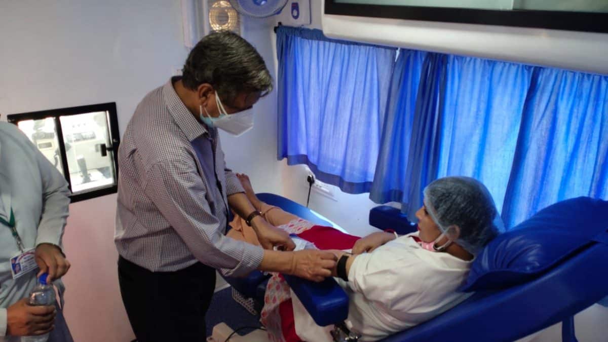 अंतर्राष्ट्रीय थैलीसिमिया डे पर डॉक्टर और स्टाफ ने किया रक्तदान, पीड़ित बच्चों को बांटी रक्तपूर्ति नोटबुक