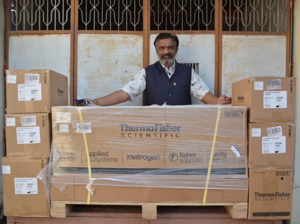 जबलपुर : रोटरी क्लब ने कोविड आरएनए एक्सट्रैक्शन मशीन एवं 4 हजार टेस्टिंग किट्स सौंपी प्रशासन को