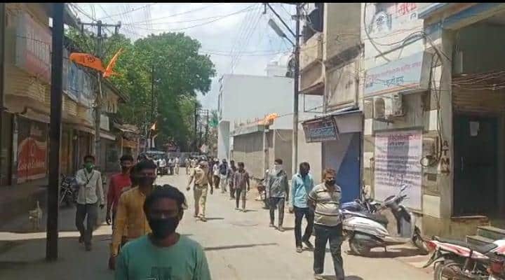 बुरहानपुर: कोरोना कर्फ्यू का उल्लंघन करने वालों को पुलिस ने सिखाया सबक, निकाला पैदल मार्च