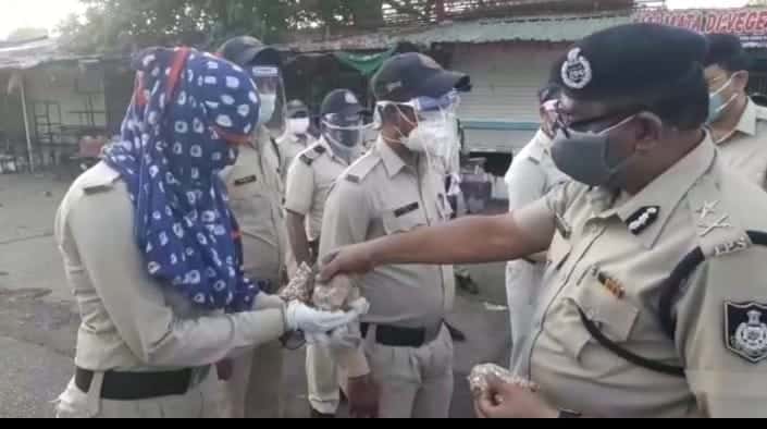 जबलपुर- आईजी और एसपी ने जानें ड्यूटी पर तैनात पुलिसकर्मियों के हालचाल