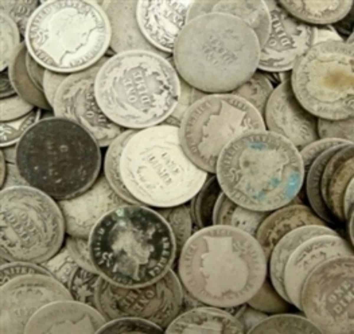 खुदाई में मिला अंग्रेजों के समय के प्राचीन सिक्के, अरबों में है कीमत!