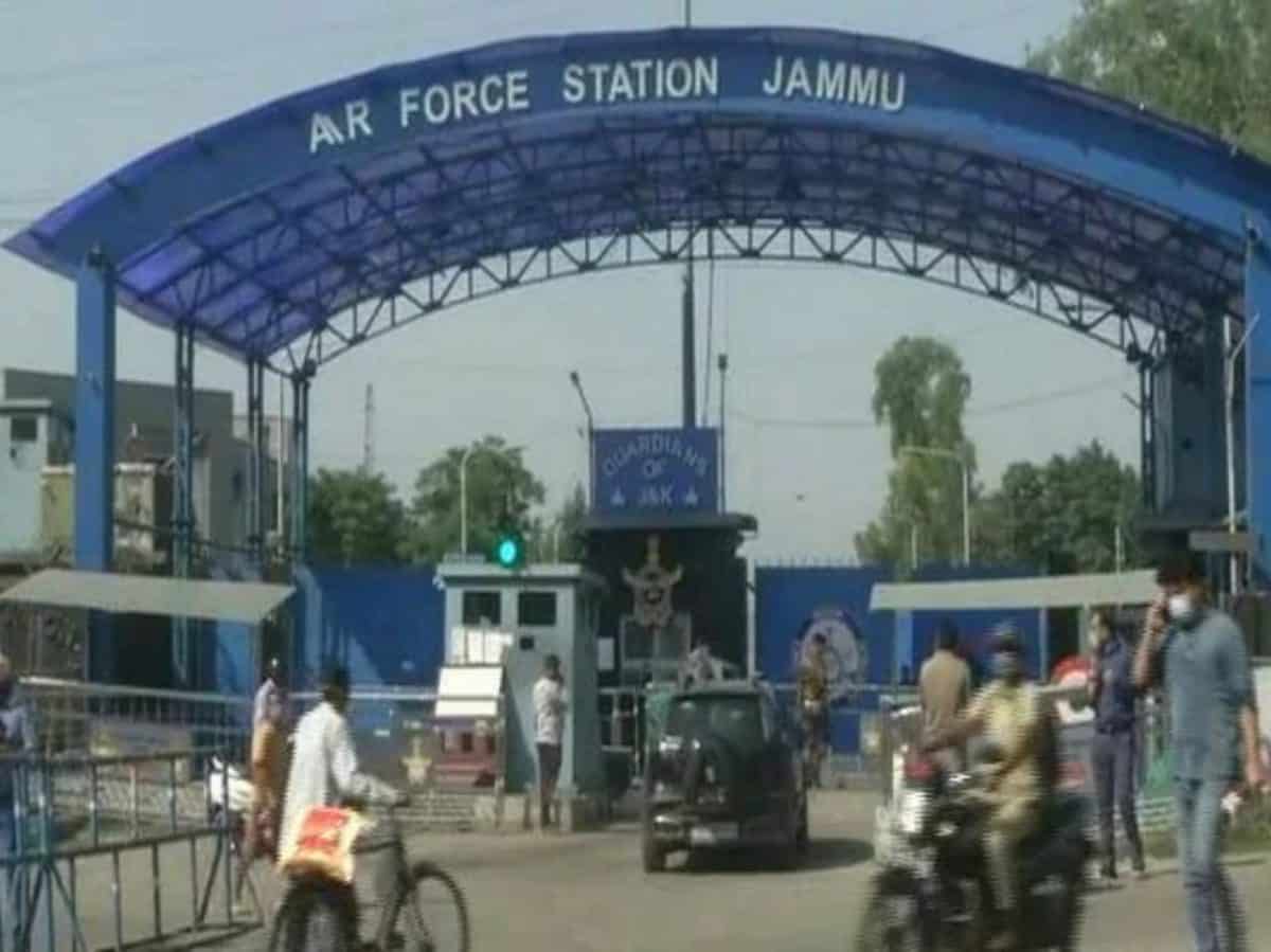 जम्मू एयर फोर्स स्टेशन में दो धमाके, राजनाथ सिंह ने की वायुसेना के अधिकारियों से बात