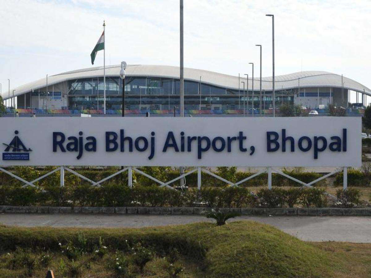 भोपाल : एयरपोर्ट पर हादसा, इमरजेंसी के लिए लगाए ब्लॉक अचानक खुले, वाहन चालक घायल