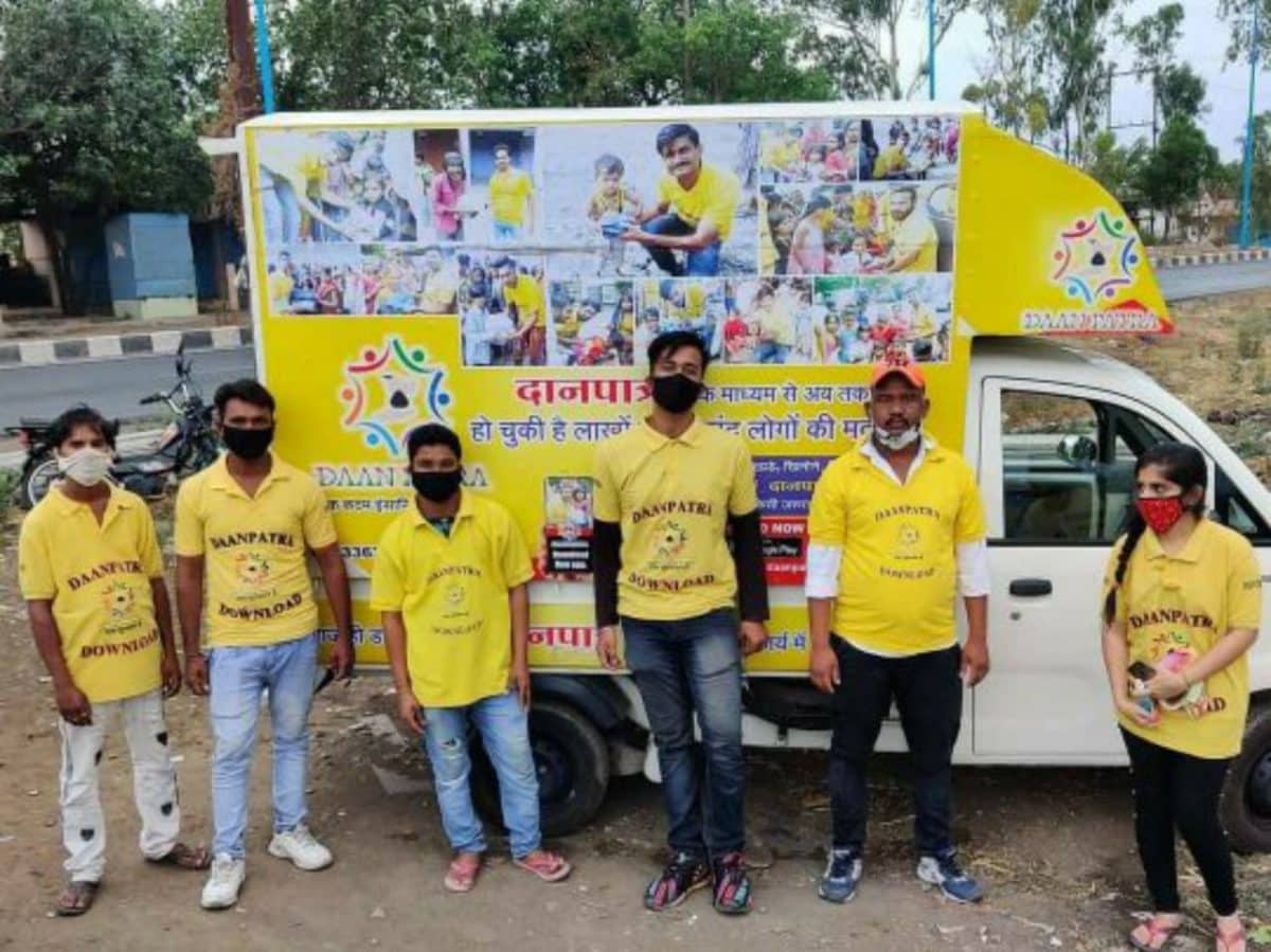 Indore News: युवाओं की टीम "दानपात्र एप" के जरिये कर रही जरुतमंदों की सेवा