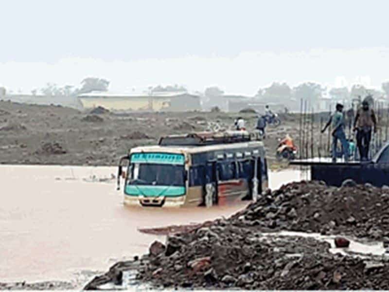 MP Weather: मध्यप्रदेश में जमकर हुई बारिश, पानी में फंसे बस से 30 यात्रियों का हुआ रेस्क्यू