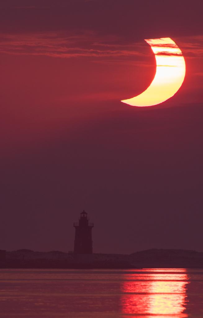 Solar Eclipse 2021: सूर्यग्रहण के दौरान दिखा Ring of Fire का अद्भुत नजारा, देखें तस्वीरें