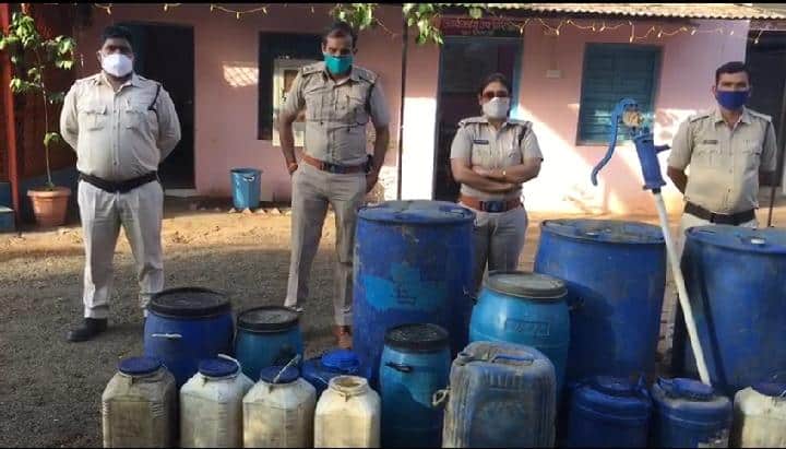 शिवपुरी आबकारी टीम की कार्रवाई, ग्रामीण क्षेत्रों में दबिश देकर जब्त की 2 लाख 90 हजार की शराब