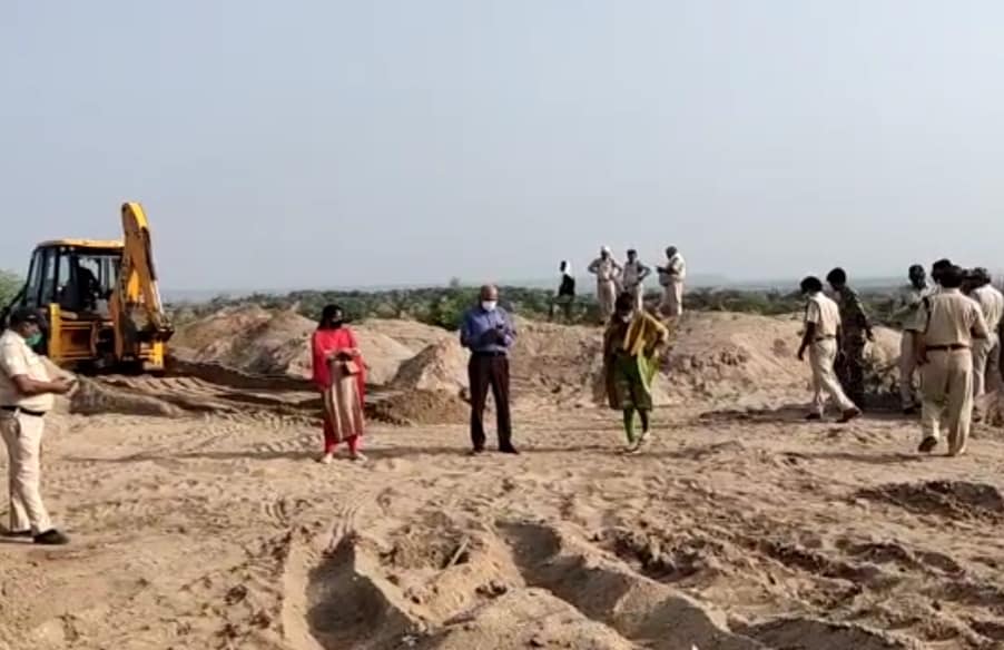 अवैध रेत खनन : विभाग-प्रशासन की संयुक्त कार्रवाई, करोड़ों के रेत ट्रॉली को किया नष्ट, कार्रवाई जारी