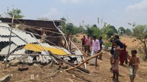 अलीराजपुर : तेज आंधी-तूफान में उड़े मकानों के चद्दर, विधायक ने हरसंभव मदद का दिया आश्वासन