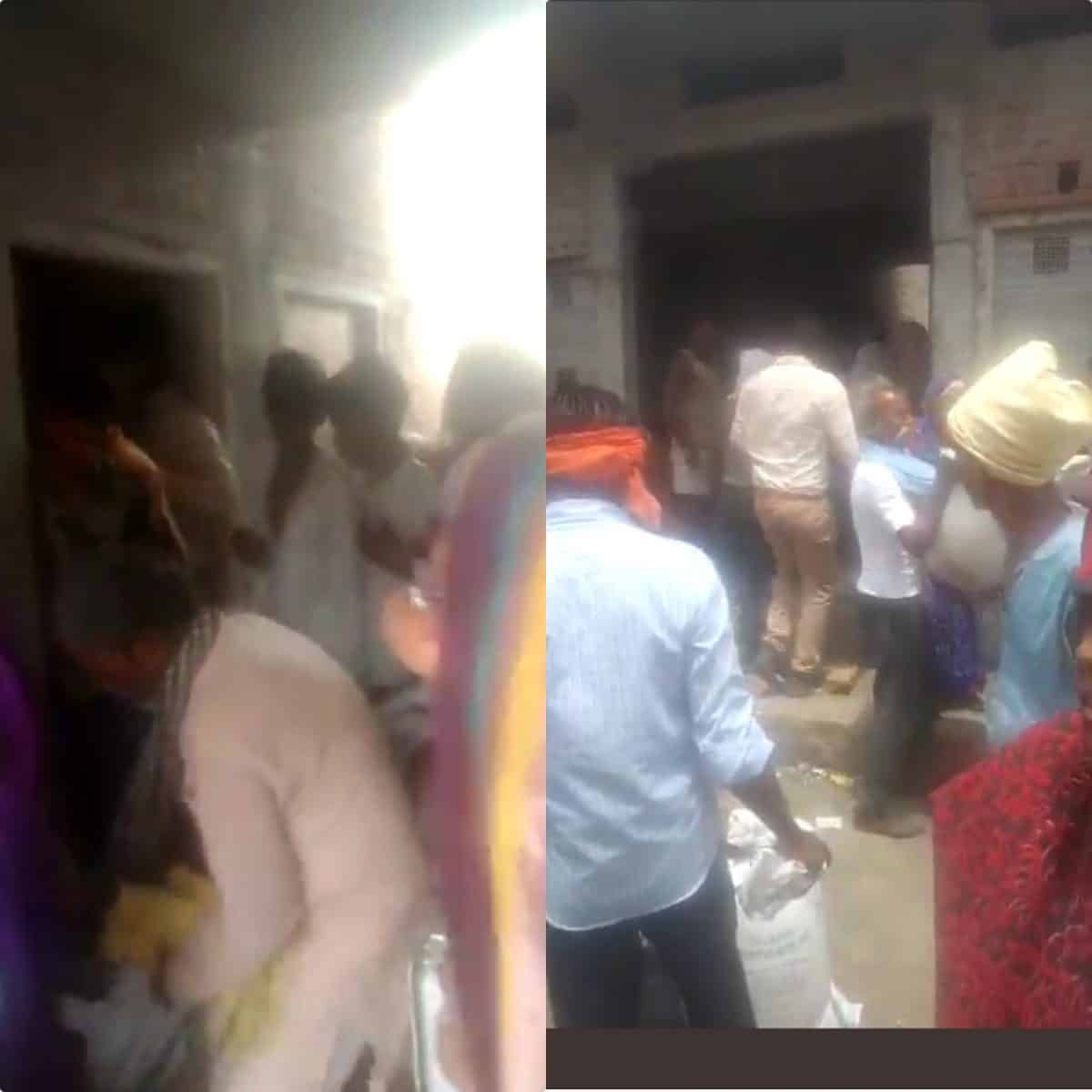 Shivpuri : ग्रामीणों में राशन के लिए मची लूट, अधिकारियों के सामने उठा ले गए अनाज के कट्टे