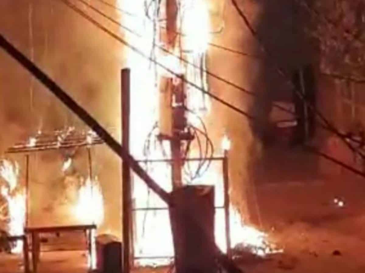 पूर्व भाजपा विधायक के घर के सामने लगा ट्रांसफार्मर धूं धूं कर जला, उठी 20 फीट ऊँची लपटें