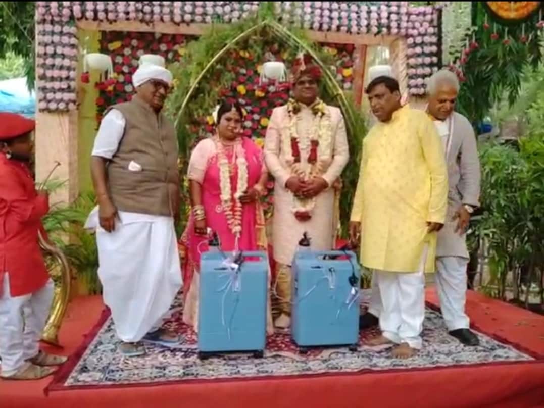 Ujjain : अनोखी शादी, दूल्हा-दुल्हन को उपहार में दी ऑक्सीजन कंसंट्रेटर मशीन, 8 वचन लिए