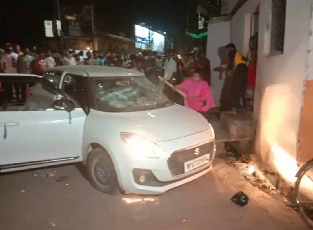 घर के बाहर खड़ी मासूम को तेज रफ्तार कार ने कुचला, मौत, लोगों ने कार में की तोड़फोड़