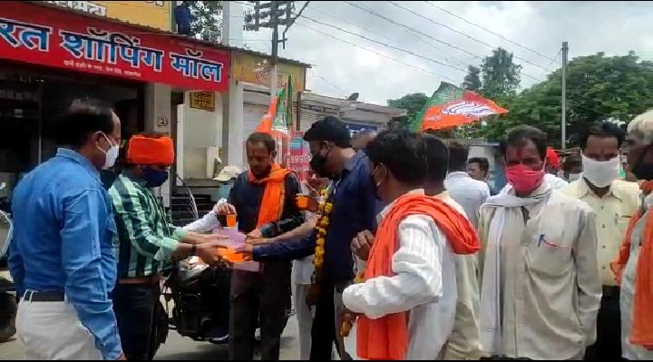 Chhindwara : सीएमओ पर कार्रवाई को लेकर भाजपा कार्यकर्ताओं का आंदोलनात्मक रुख, सीएम हाउस के लिए शुरू की पदयात्रा