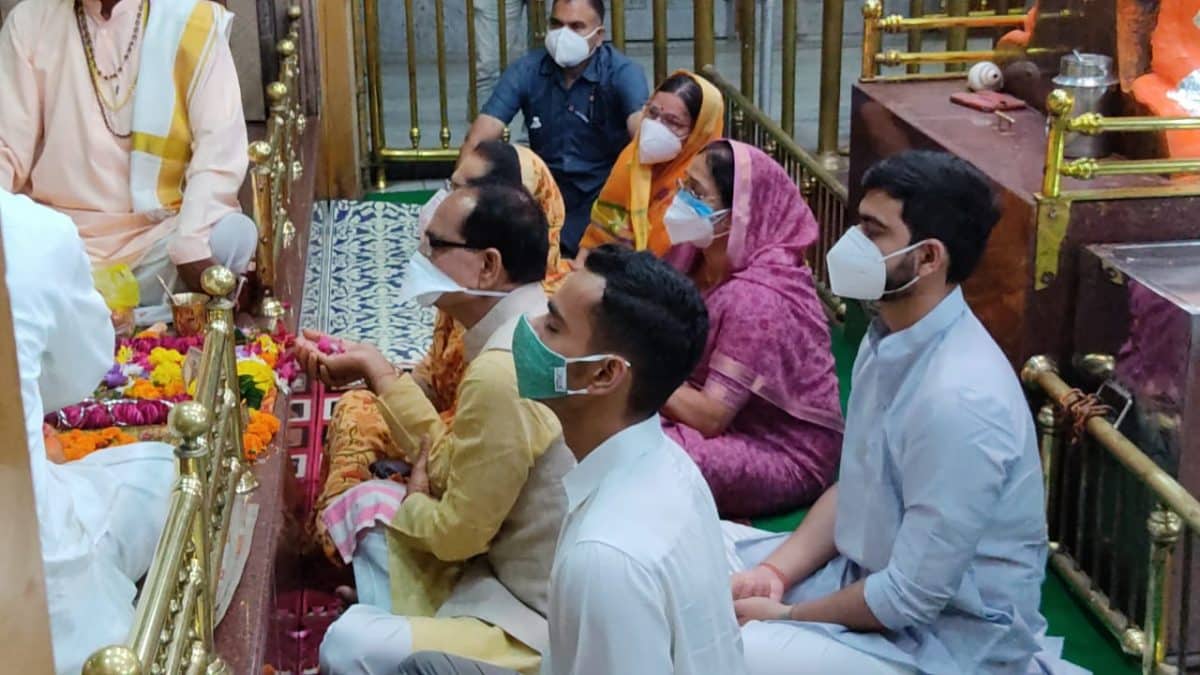 परिवार के साथ सलकनपुर देवी मंदिर पहुंचे सीएम शिवराज, प्रदेश की खुशहाली के लिए प्रार्थना