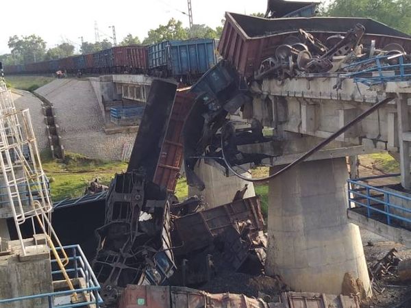 MP में रेल हादसा: कोयले से भरी मालगाड़ी के कई डिब्बे पुल से नीचे गिरे, कोई हताहत नहींं