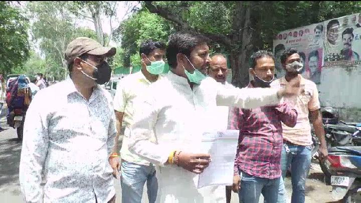 Bhopal : वैक्सीन की कमी को लेकर कांग्रेस कार्यकर्ताओं का प्रदर्शन, स्वास्थ्य मंत्री के बंगले का किया घेराव