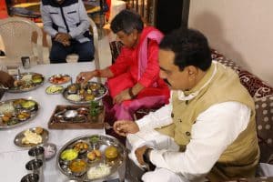 प्रदेश के गृहमंत्री ने बीजेपी के इन बड़े नेता के घर जमकर उठाया लजीज व्यंजनों का लुत्फ!