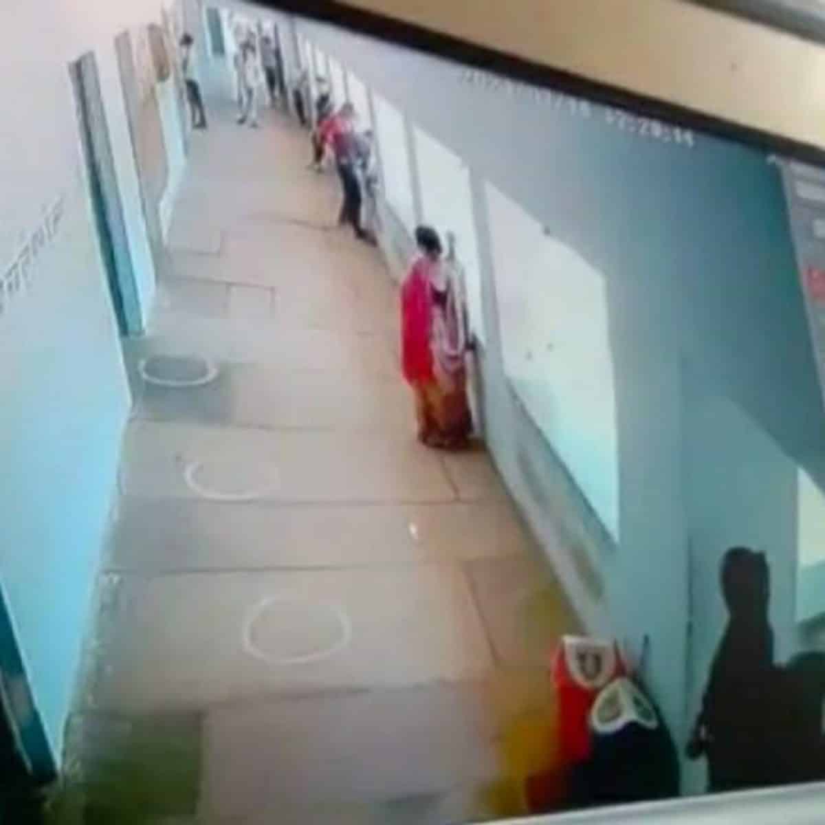 छात्रा के बैग से 50 हजार रुपये चोरी, सीसीटीवी में दिखीं एक महिला और लड़की