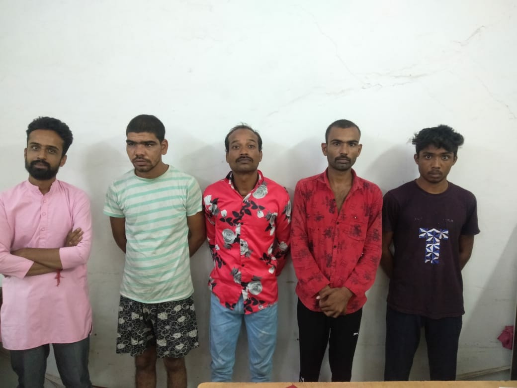 Indore : डकैती की योजना बना रहे थे 5 बदमाश, पुलिस ने हथियार सहित किया गिरफ्तार