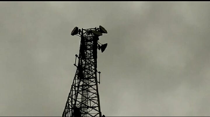 मोबाइल टावर पर चढ़ा युवक! समोसे-जलेबी मिलने के बाद उतरा नीचे, Video Viral