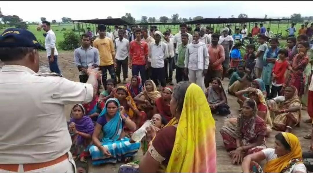 Chindwara news: किसानों को हटाने पहुंची पुलिस-प्रशासन ने चलवाई फसलों पर जेसीबी मशीन, विरोध में उतरे किसान
