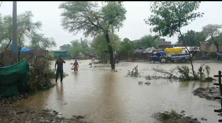 VIDEO- बारिश का सिलसिला जारी, कई गांव जलमग्न, फंसे लोग