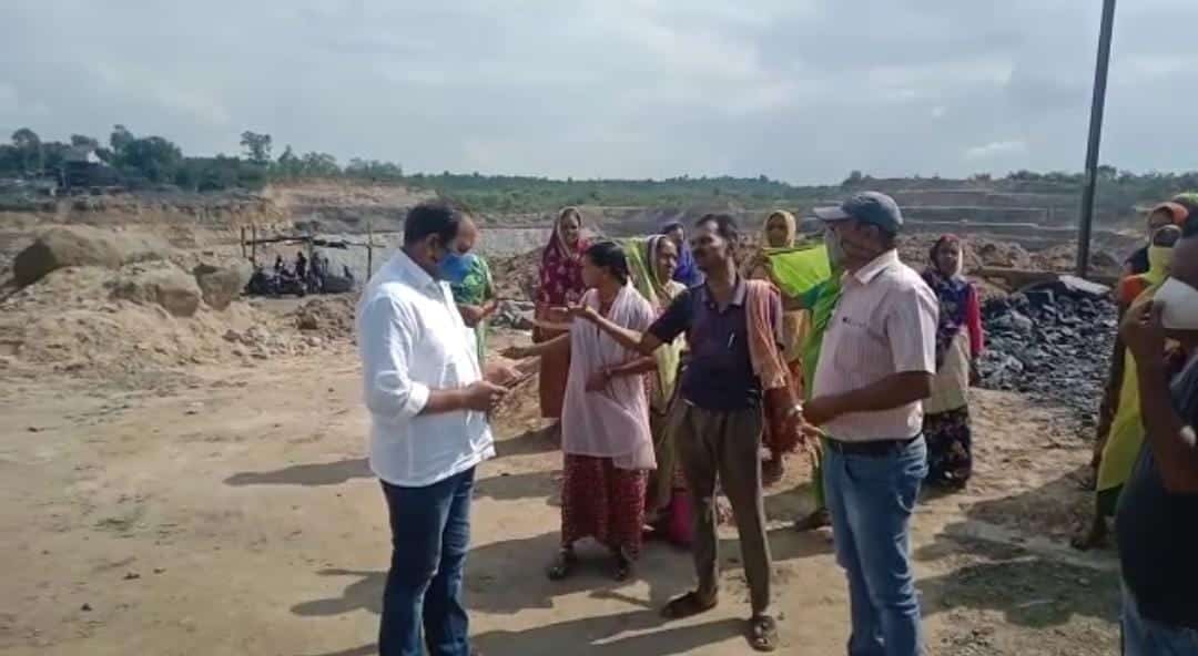 Chindwara: कोल खदान में ब्लास्टिंग से ग्रामीणों के घरों को पहुँच रहा नुकसान, चक्काजाम कर रुकवाया कार्य