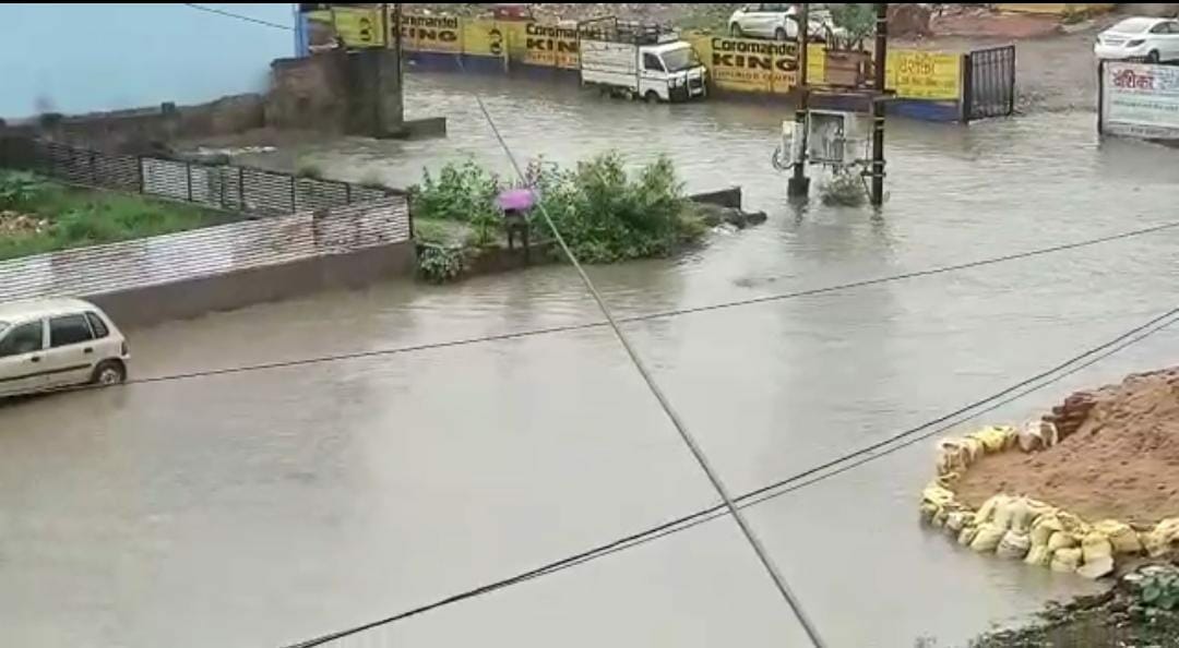Indore news: तड़के हुई बारिश से जलमग्न हुआ शहर, निगम की व्यवस्था की खुली पोल, मौसम विभाग का ये है अनुमान
