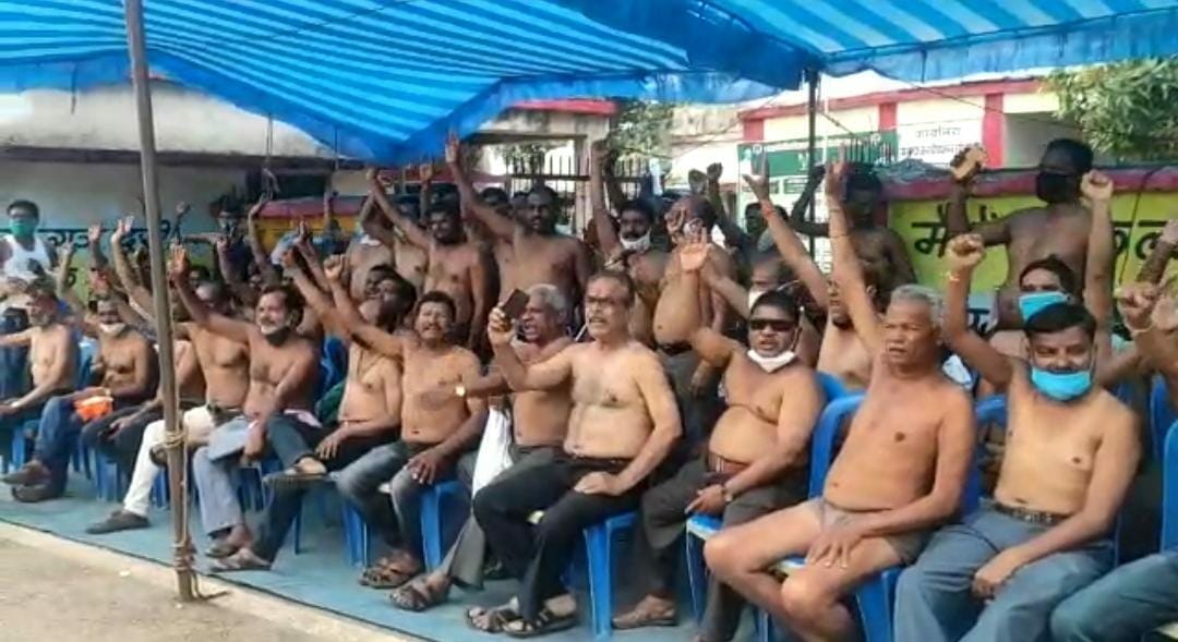 पंचायत एवं ग्रामीण विकास विभाग संयुक्त की हड़ताल जारी, कर्मचारियों ने अर्धनग्न होकर किया प्रदर्शन