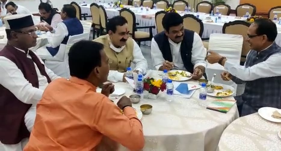 CM House Dinner : तबादलों को लेकर मुख्यमंत्री शिवराज ने दी मंत्रियों को समझाइश