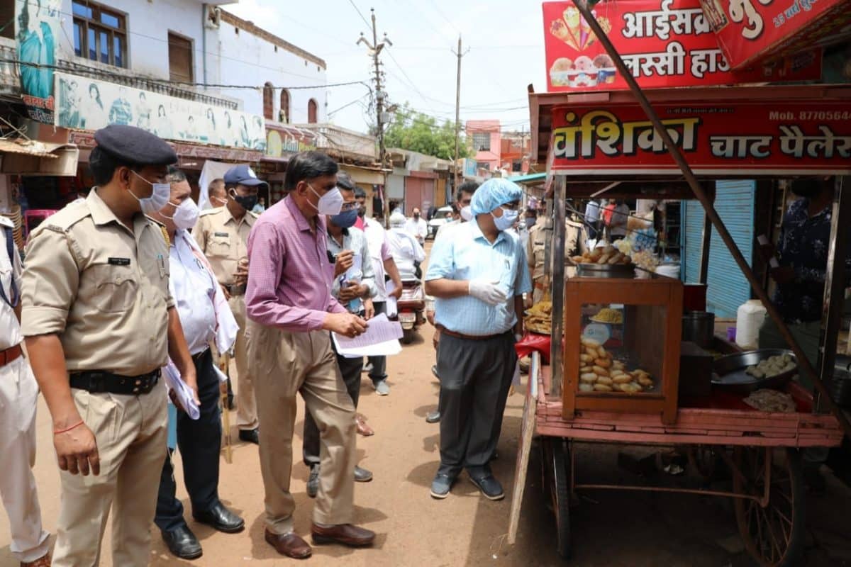 Shivpuri : रोको टोको अभियान के तहत कलेक्टर और पुलिस अधीक्षक ने दुकानदारों को दी समझाइश