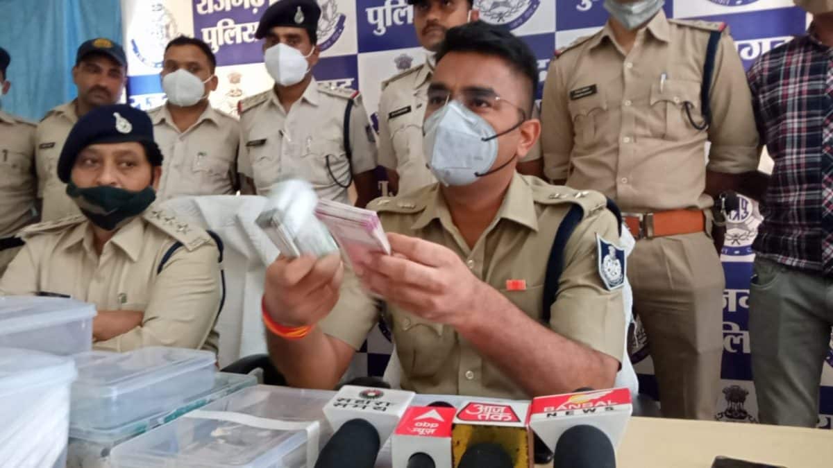 Rajgarh : नकली नोट के कारखाने पर छापा, 50 लाख के नकली नोट सहित, 4 आरोपी गिरफ्तार