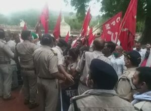 महंगाई के विरोध में माकपा का जेल भरो आंदोलन, प्रदर्शन कर दी गिरफ्तारियां
