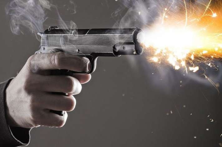 Morena News : रेलवे स्टेशन पर बदमाशों ने युवक को मारी गोली, गंभीर हालत में किया गया ग्वालियर रेफर