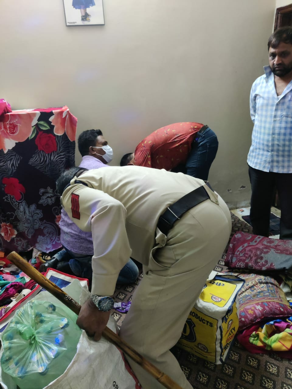 Indore News: 5 मौतों के बाद खुली आबकारी विभाग की कुम्भकर्णी नींद, लाखों की शराब बरामद