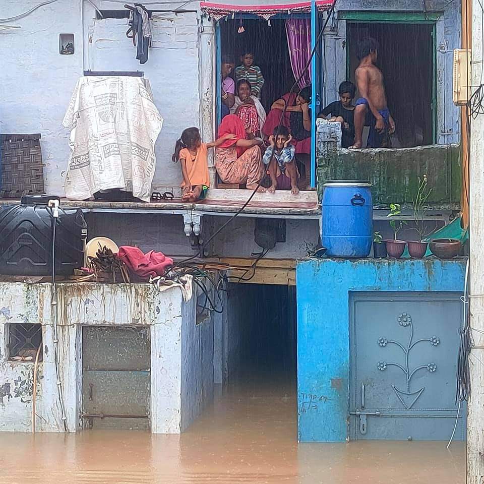Shivpuri: शहर में आफत की बारिश, कई घरों में नहीं जले चूल्हे, छतों पर जाकर लोगों ने बचाई अपनी जान