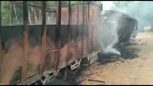 असम में उग्रवादियों ने मचाया तांडव, 7 ट्रकों में लगाई आग, 5 ड्राइवर जिंदा जले, मौत