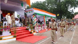 स्वतंत्रता दिवस पर खंडवा जिला प्रभारी मंत्री उषा ठाकुर ने किया ध्वजारोहण, अधिकारियों और कर्मचारियों का किया सम्मान