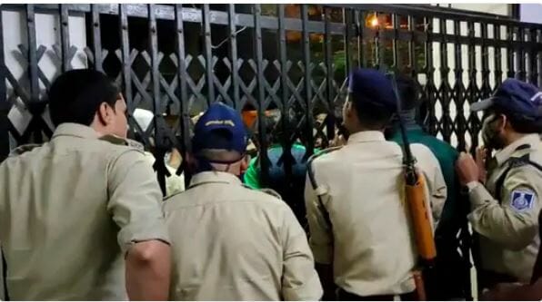 VIDEO VIRAL: इंदौर में चूड़ीवाले को सरेआम पीटा, गुस्साए लोगों ने घेरा थाना, कानूनी कार्रवाई