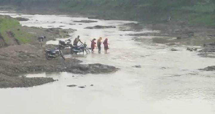 Ratlam : पुल के आभाव में जान जोखिम में डालकर नदी पार करते है कालबेलिया बस्ती के ग्रामीण, प्रशासन बेसुध