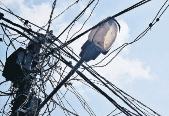 Jabalpur news: एक तरफ क्षेत्र में थी बिजली गुल, उधर लाइन मैन ड्यूटी छोड़ खेल रहे थे जुआ, Video Viral